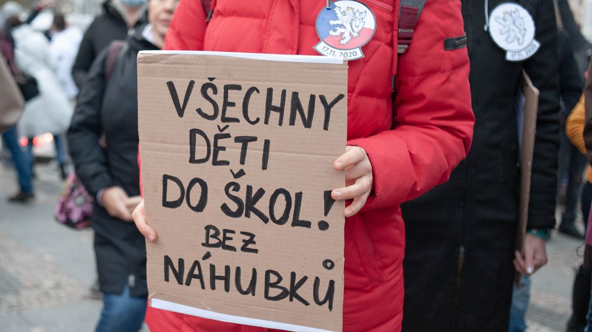 Fotoreportáž z protestů: Děti do škol! Chceme do práce! Babiše do koše!